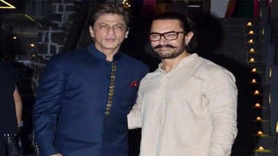 Shah Rukh Khan joking with Aamir Khan