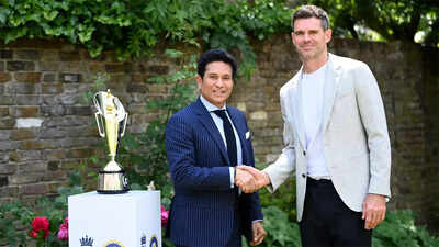 Sachin Tendulkar and James Anderson pose together.